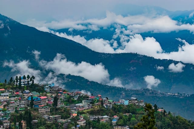 Darjeeling, Tinchuley, Lamahatta & Sittong Travel Guide